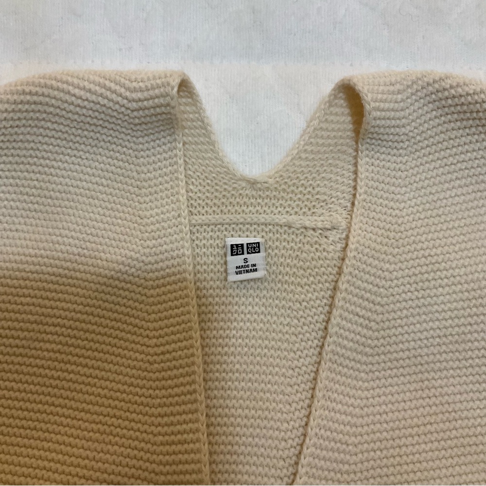 Uniqlo Women's V-Neck 3D cotton Sweater in off white, Small - Picture 4 of 5